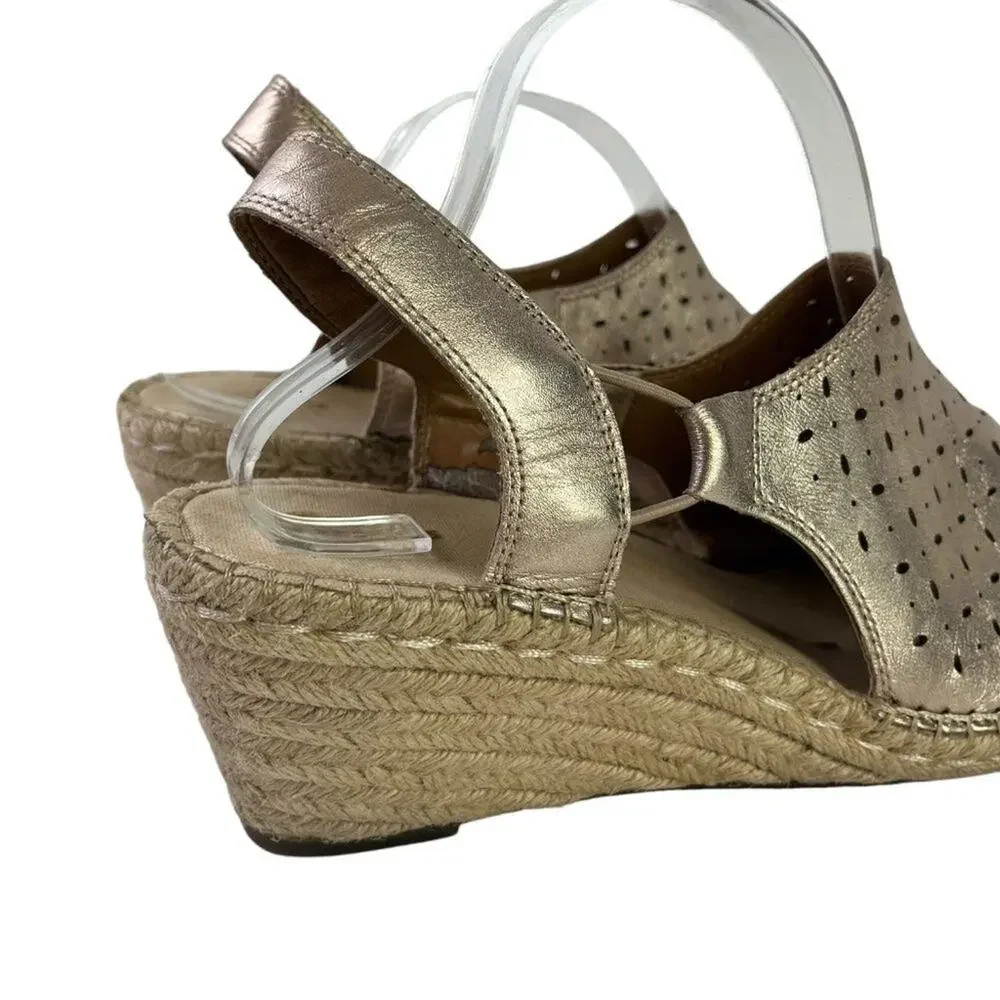 Clarks Artisan Espadrille Wedge Slingback Sandals Gold Perforated Shoes sz 9.5 W